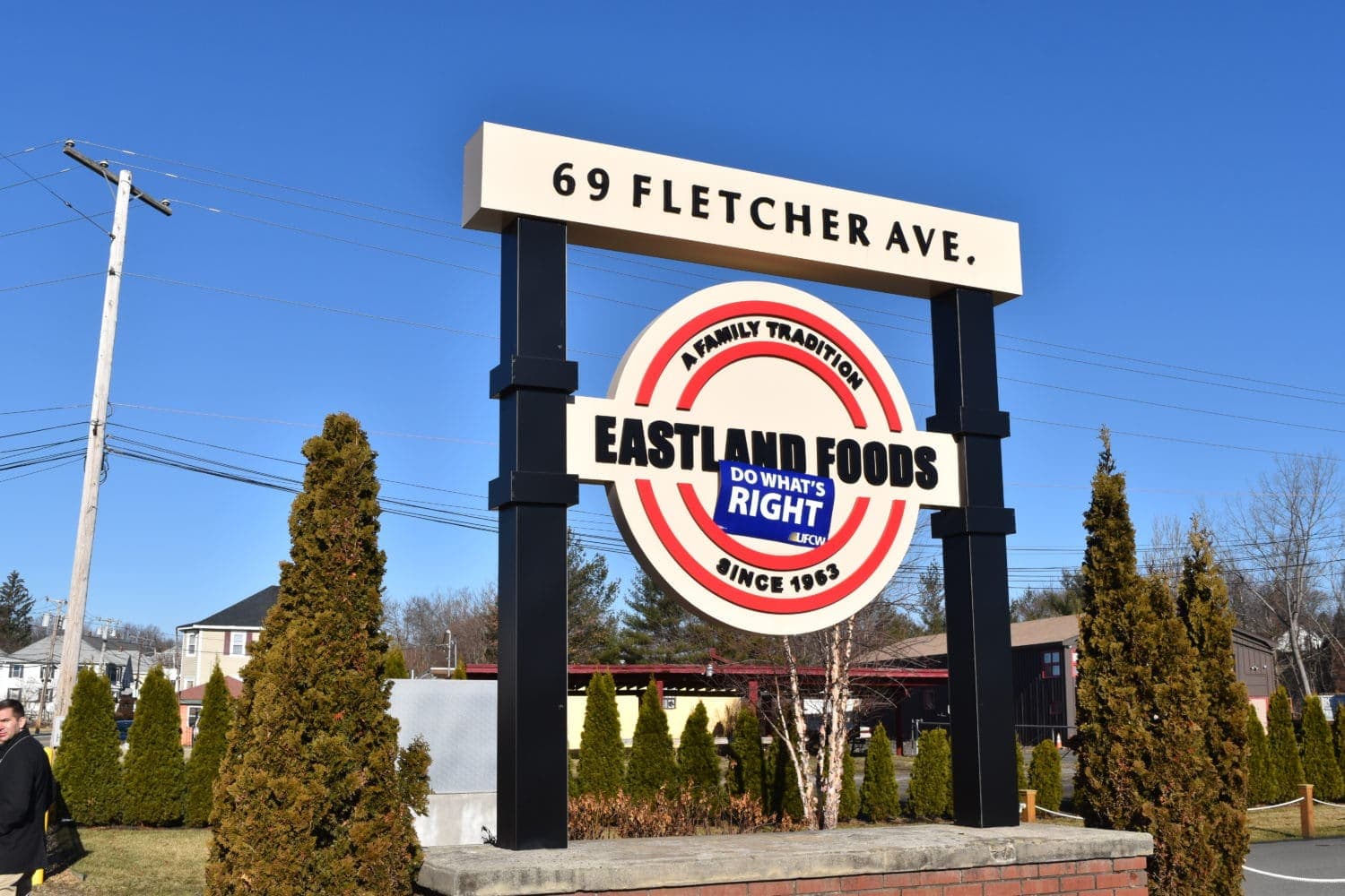 Eastland Food workers ratify first union contract and join UFCW Local 328