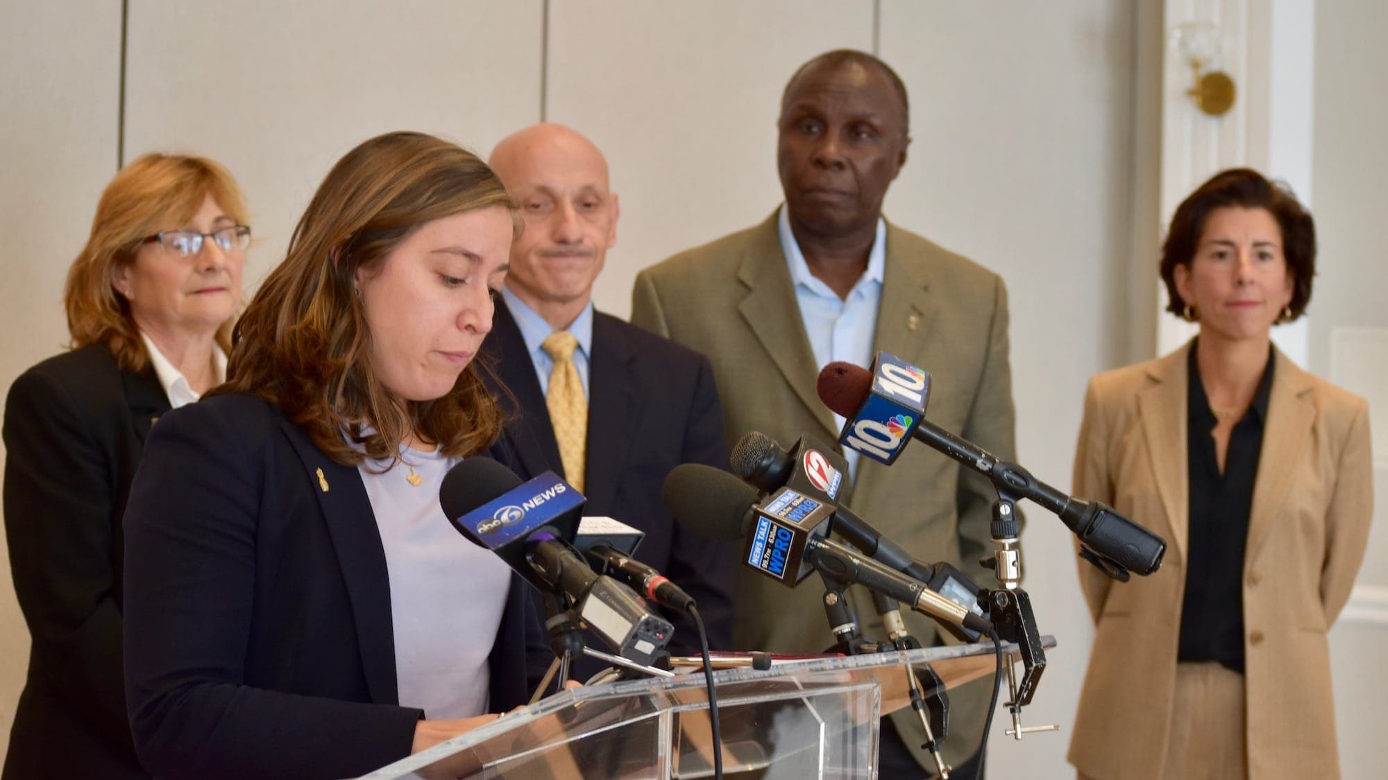 Governor Raimondo meets with Aquidneck Island elected officials to discuss DPUC report and energy reliability